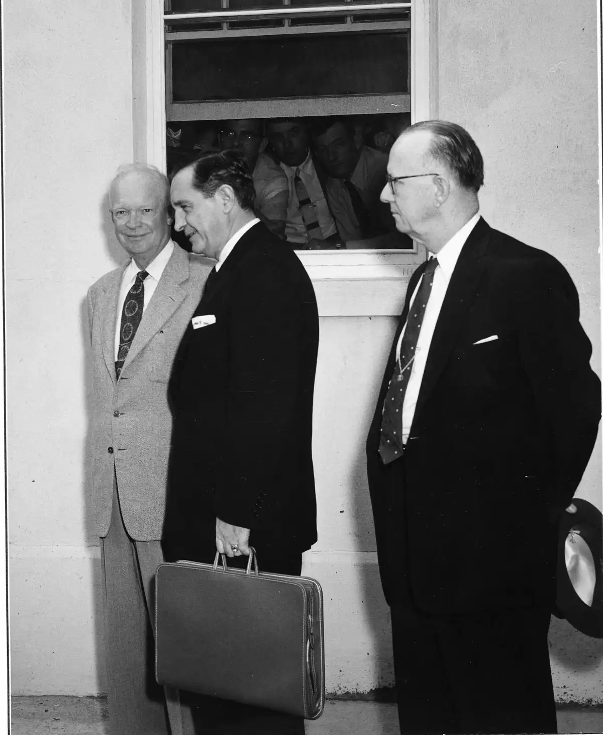 El presidente Dwight D. Eisenhower, el gobernador de Arkansas Orval E. Faubus y el congresista Brooks Hays en la base naval de Newport, Rhode Island, tras una conferencia de dos horas sobre Little Rock.