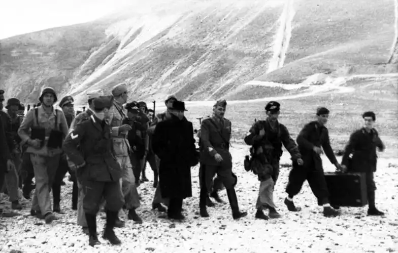 Mussolini con paracaidistas alemanes en el Gran Sasso, Archivo Federal de Alemania, imagen 101I-567-1503A-07.