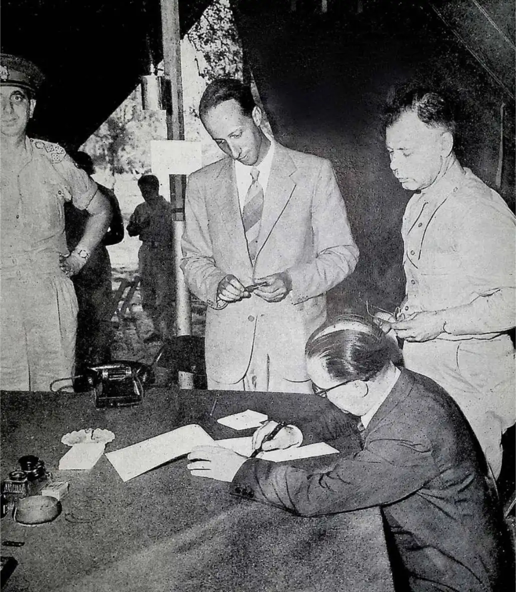 El general Giuseppe Castellano firma el armisticio de Cassibile.