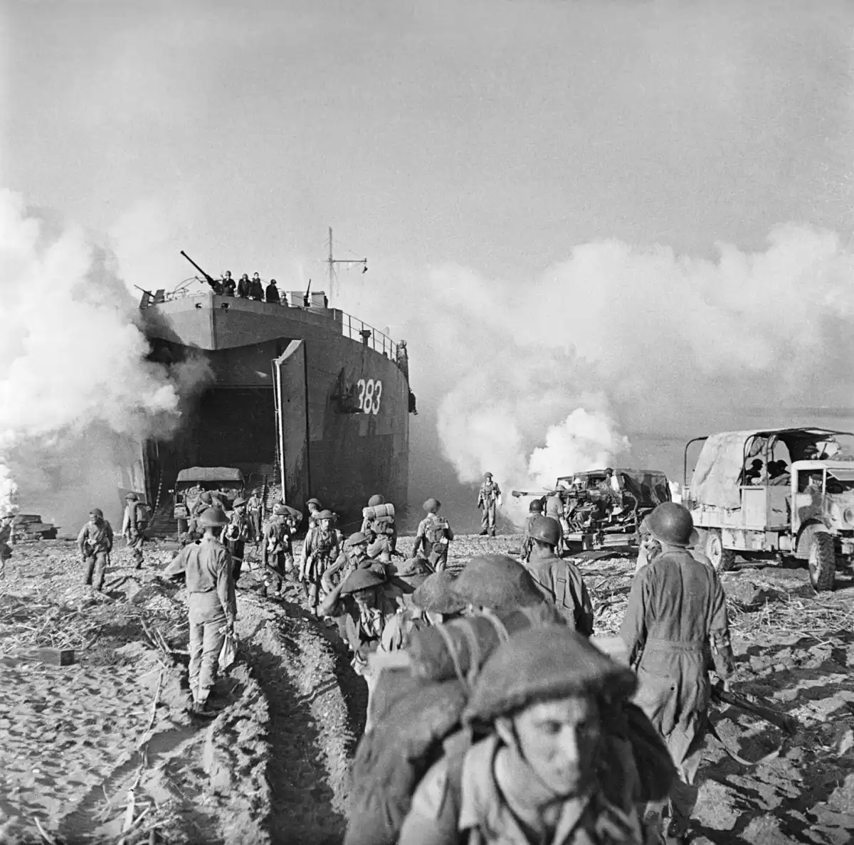 Salerno, 9 de septiembre de 1943 (Operación Avalanche): tropas y vehículos británicos de la 128.ª Brigada, 46.ª División, desembarcan del LST 383 en las playas.