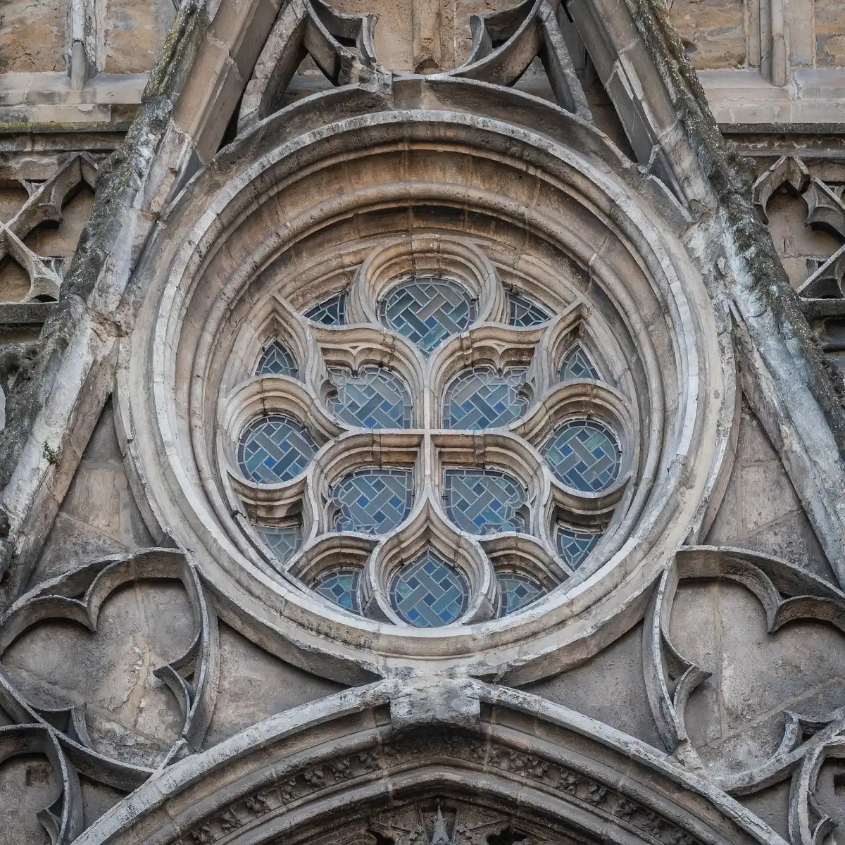 Rosetón de la catedral de San Mauricio en Vienne, Isère, Francia