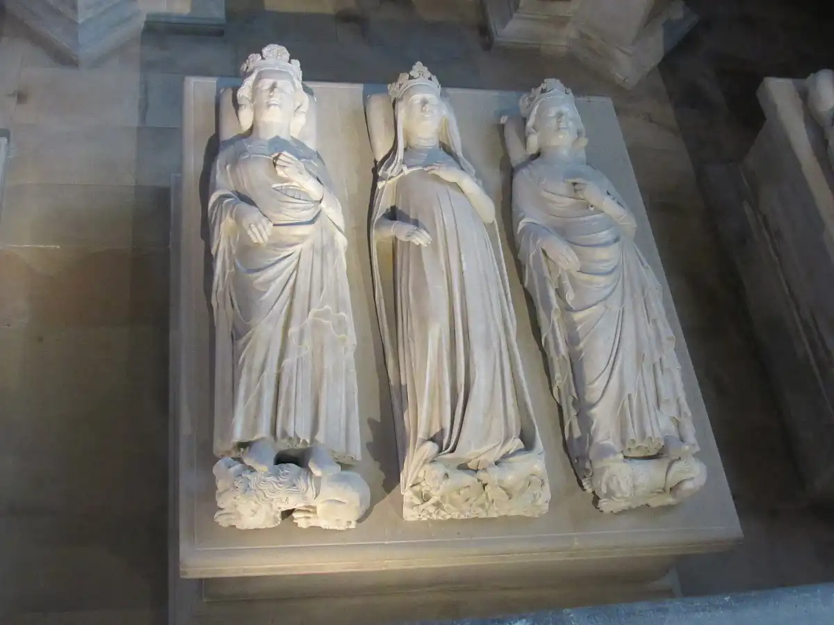 Estatuas yacentes de Felipe V el Largo, Juana de Évreux y Carlos IV el Hermoso. Basílica real de Saint-Denis (Sena-Saint-Denis).