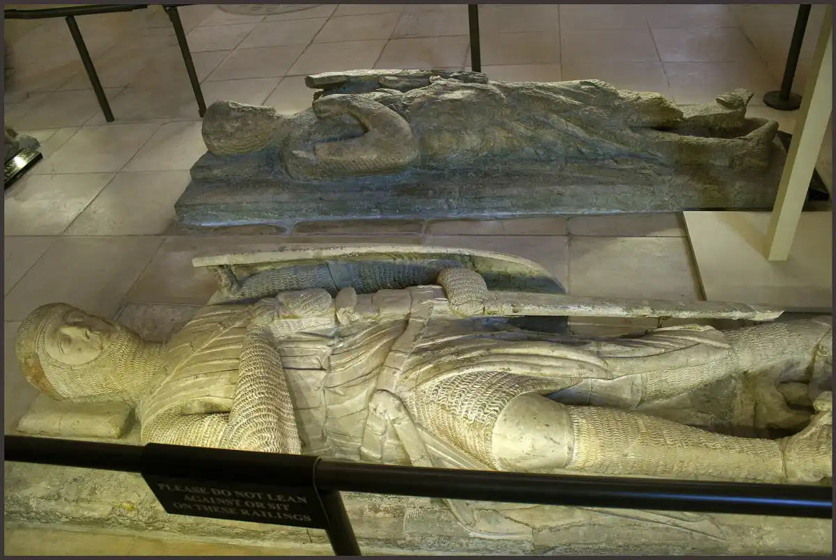 Efigies de mármol de caballeros medievales en la iglesia del Temple (El código Da Vinci)