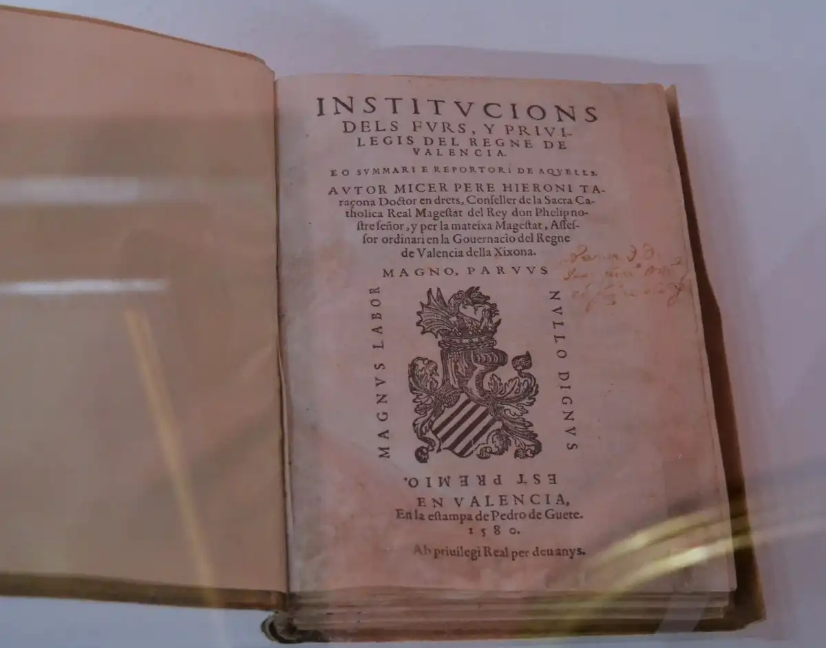 Institucions dels furs i privilegis del regne de València, de Pere Hieroni Taraçona (València, 1580), fotografiat durant l'exposició La memòria del Regne.