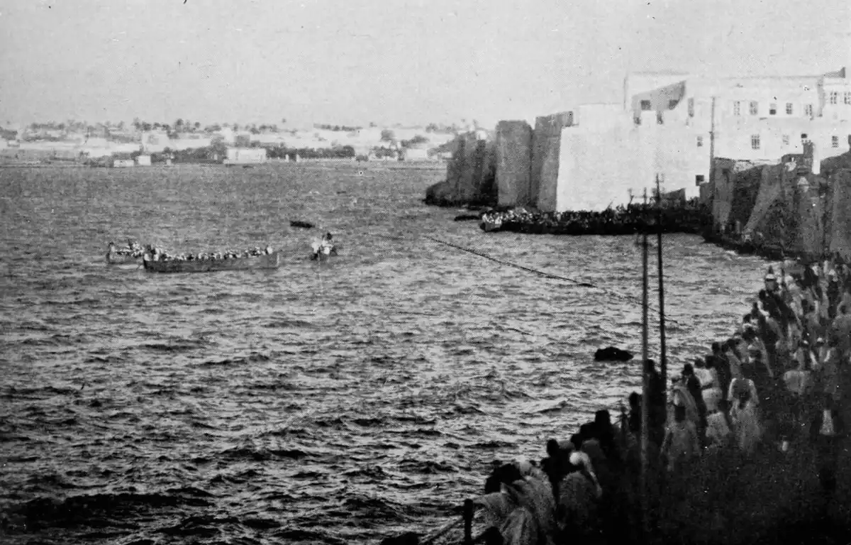 El primer destacamento de marineros desembarcando bajo el Konak en Trípoli el 5 de octubre de 1911.