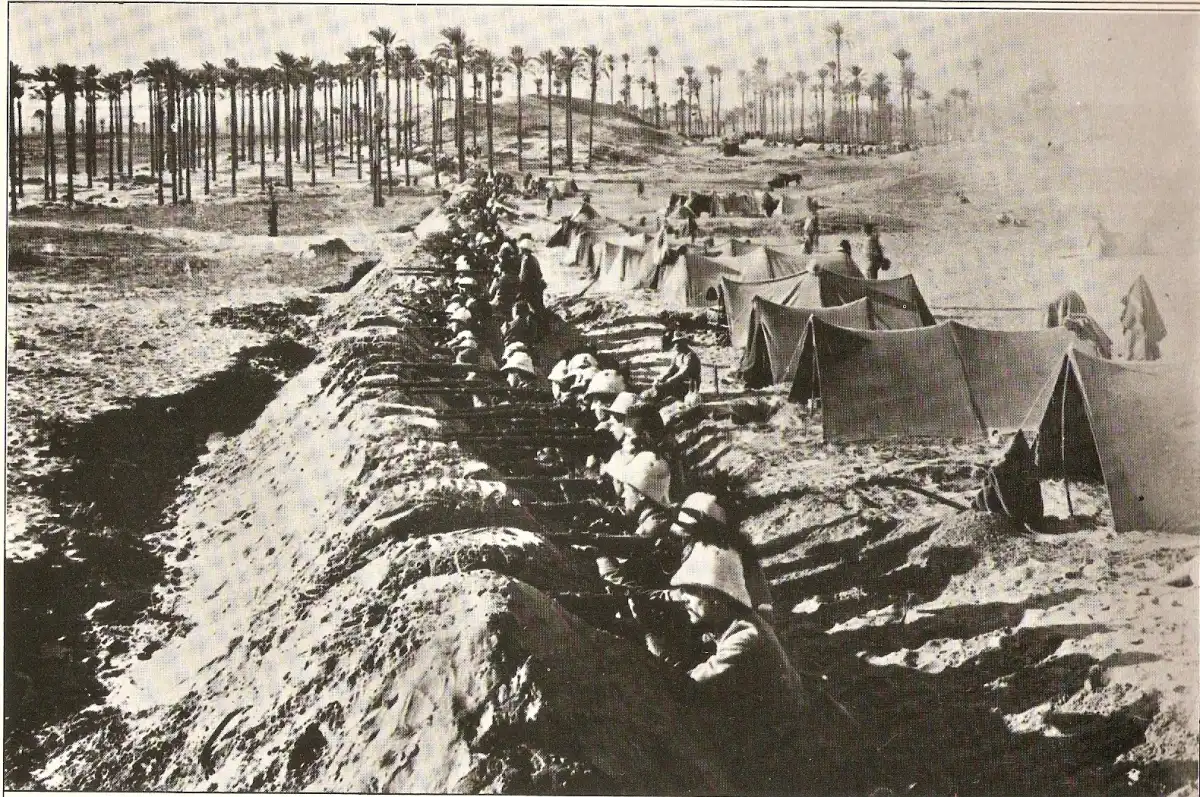 Tropas italianas atrincheradas en la zona de Trípoli durante la guerra ítalo-turca (hacia 1911).