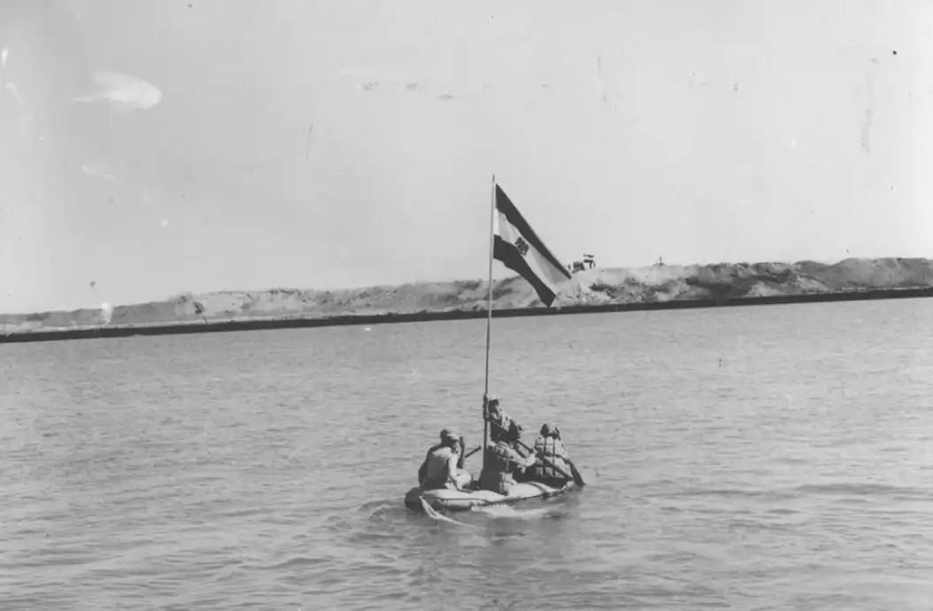 Soldados egipcios en un barco durante el cruce del canal de Suez