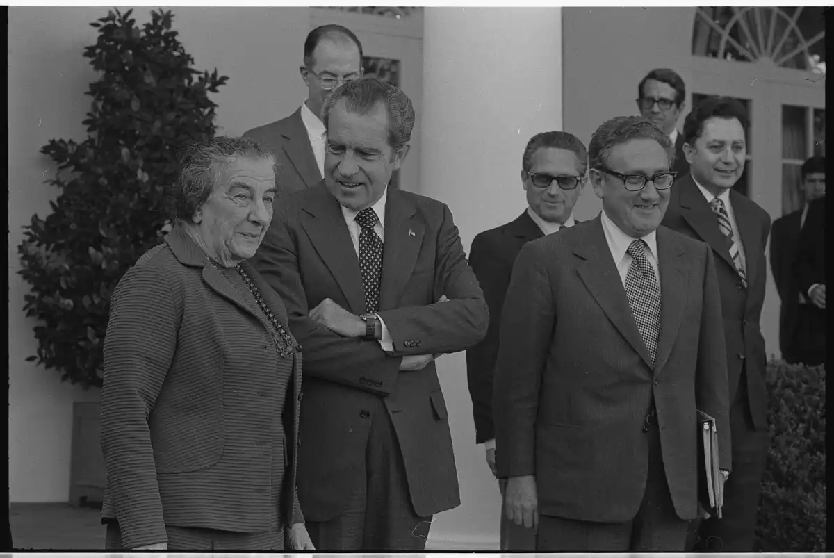 La primera ministra israelí Golda Meir junto a Richard Nixon y Henry Kissinger, en la Casa Blanca.