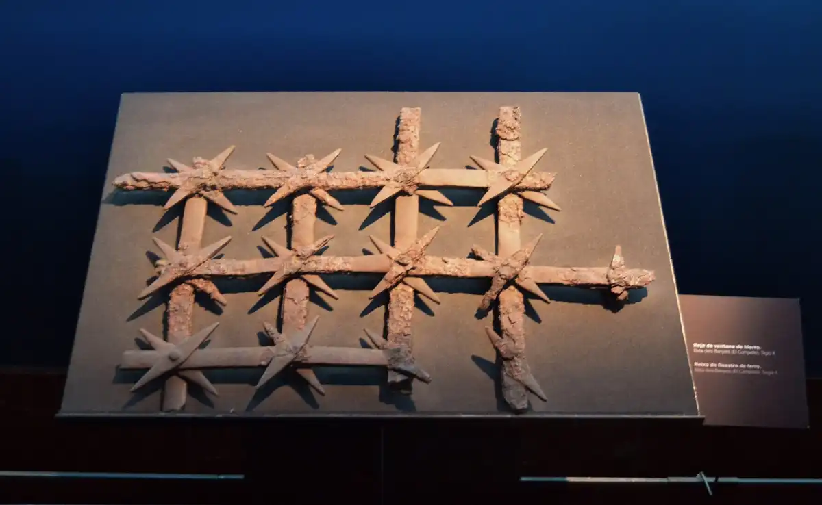 Reja de ventana de hierro procedente de la Illeta dels Banyets (el Campello), siglo II d. C., Museo Arqueológico de Alicante.