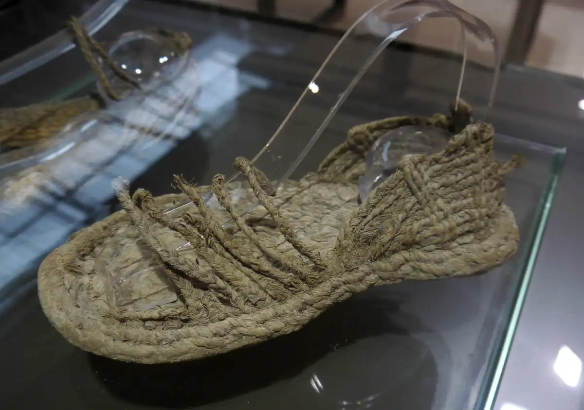 Alpargata de época romana procedente de la Sierra minera de Cartagena-La Unión, en el Museo Arqueológico Municipal de Cartagena (España).