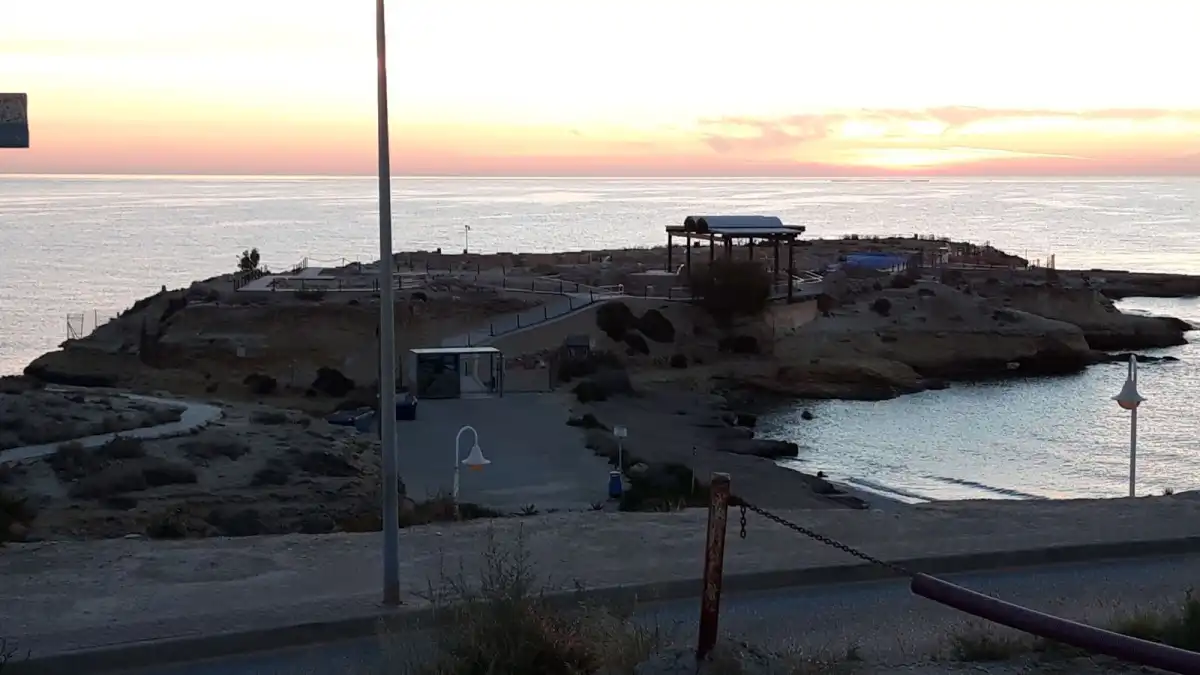 Vista panorámica al amanecer del yacimiento arqueológico de la Illeta dels Banyets en El Campello.