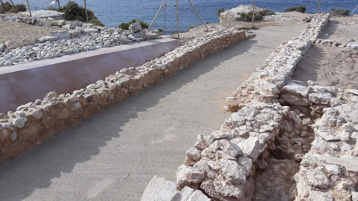 Callejón en proceso de musealización que cubre con gravas los restos arqueológicos y niveles sin excavar del yacimiento de la Illeta dels Banyets, en El Campello.