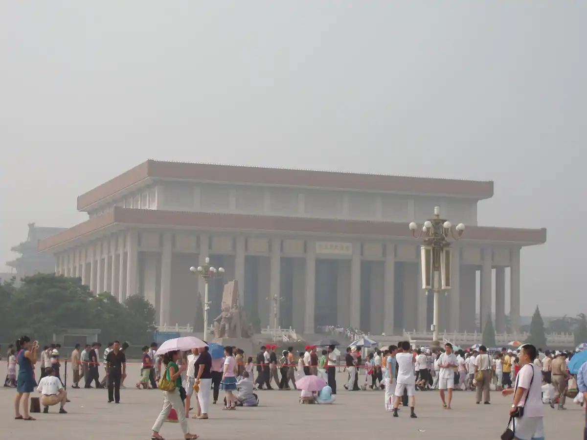 El Mausoleo Conmemorativo de Mao, en la plaza de Tiananmen, donde se conserva el cuerpo embalsamado del líder chino