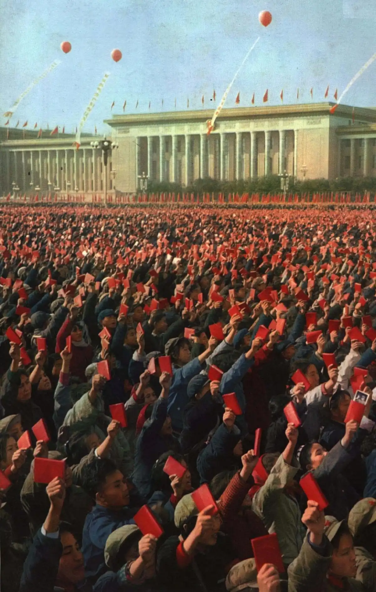 Guardias Rojas concentrados en la plaza de Tiananmen durante los primeros años de la Revolución Cultural