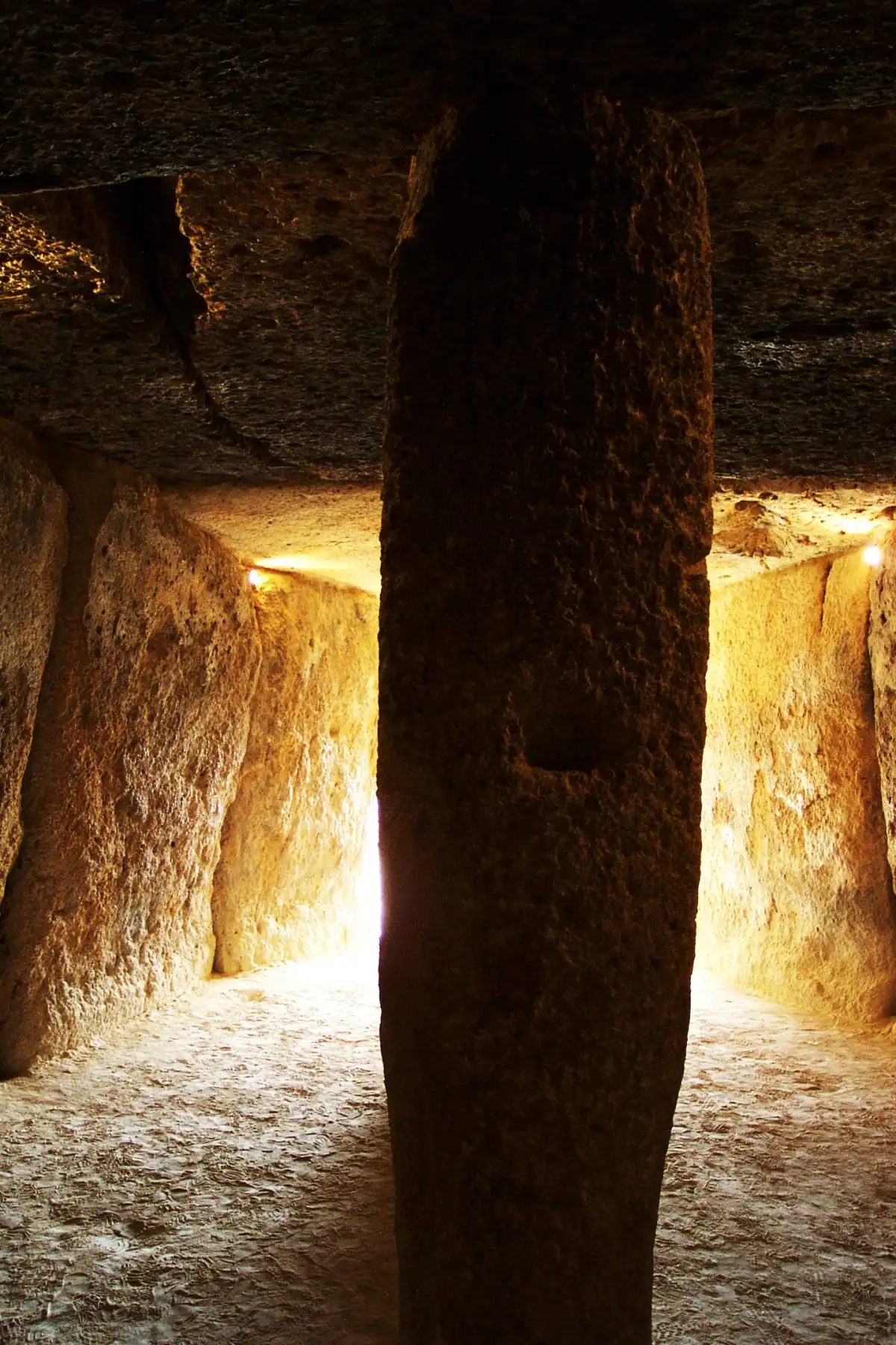 Interior del dolmen de Menga, Antequera, España.