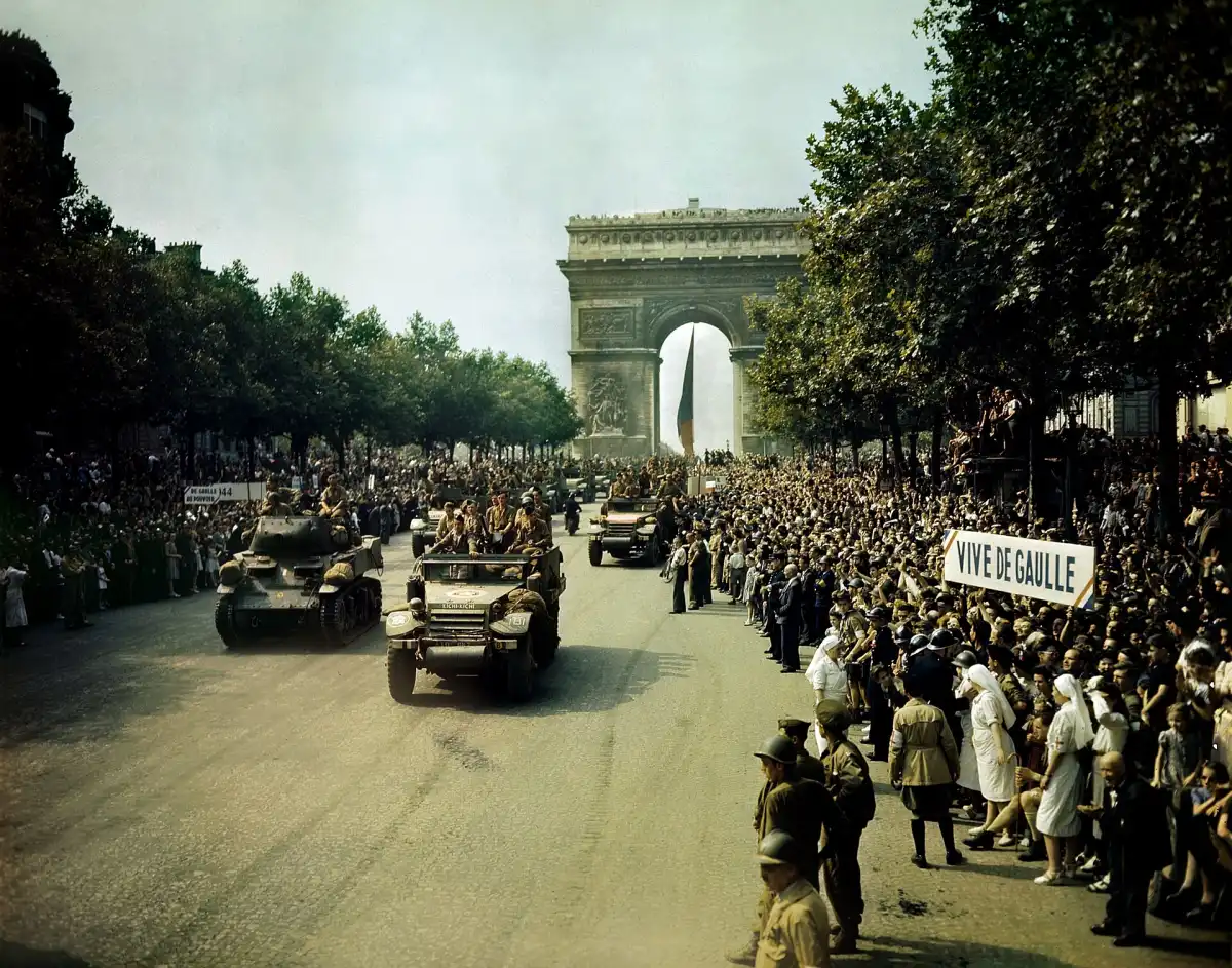 Vehículos blindados de la 2ª División Blindada del general Leclerc entrando en París el 24 de agosto de 1944