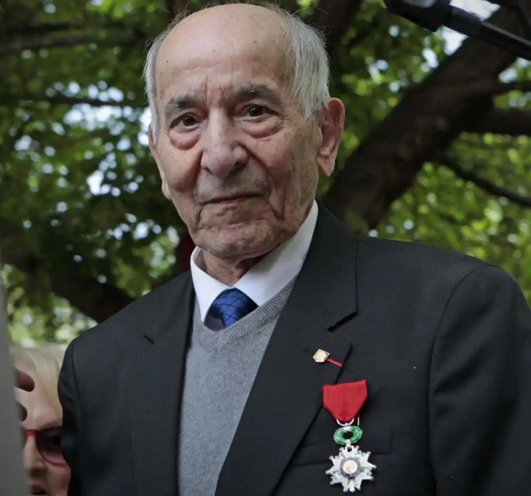 Uno de los semiorugas de la compañía, bautizado con el nombre de una batalla de la Guerra Civil española, durante el avance hacia París