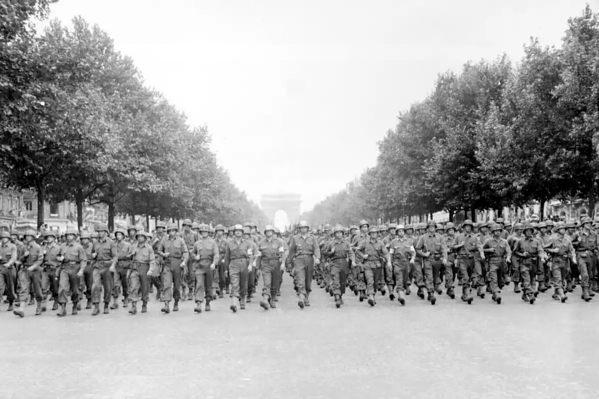 Desfile de la victoria por los Campos Elíseos, el 26 de agosto de 1944, dos días después de la entrada de La Nueve en la ciudad