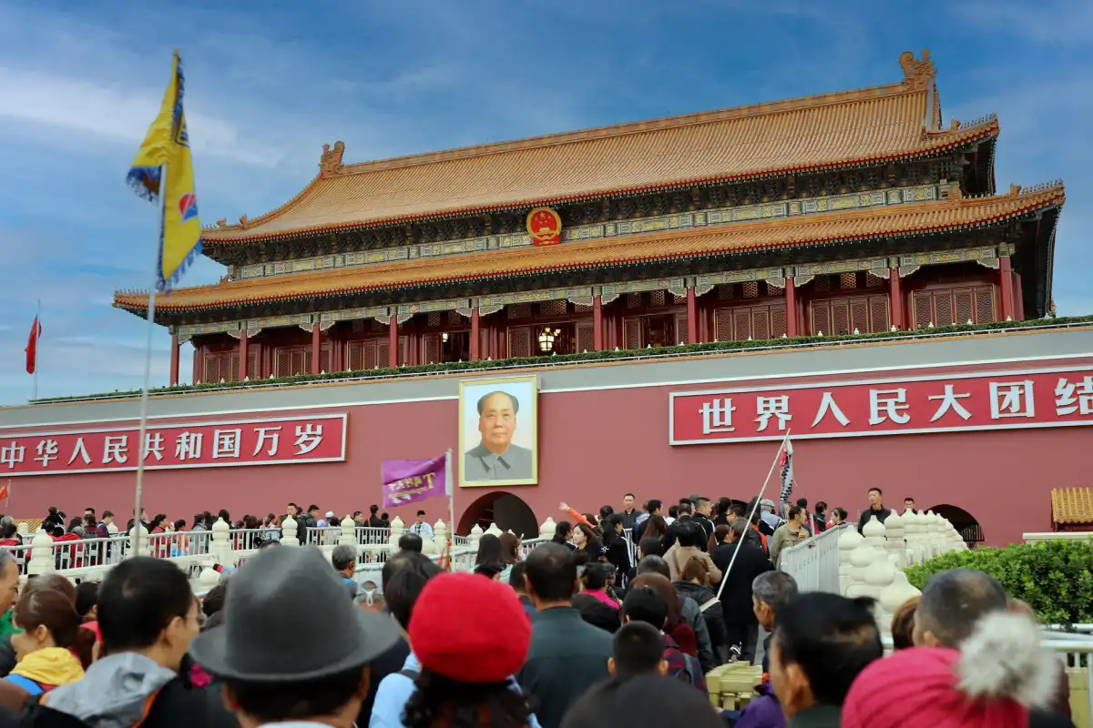 Mao Zedong proclama la fundación de la República Popular China desde la Puerta de Tiananmen, el 1 de octubre de 1949.