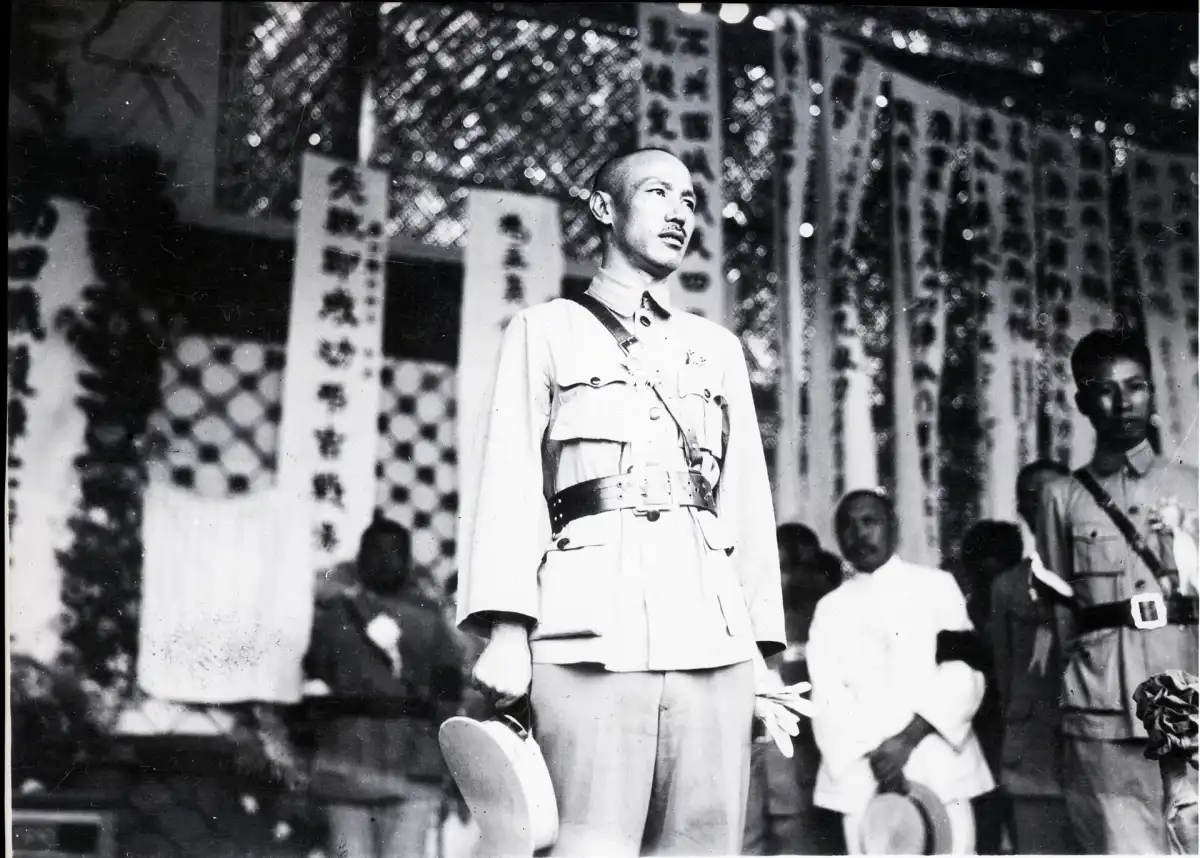 El general Kiang Kin Shih habla en el servicio conmemorativo ante la tumba de Sun Yat-sen, en Pekín, el 4 de agosto de 1928.