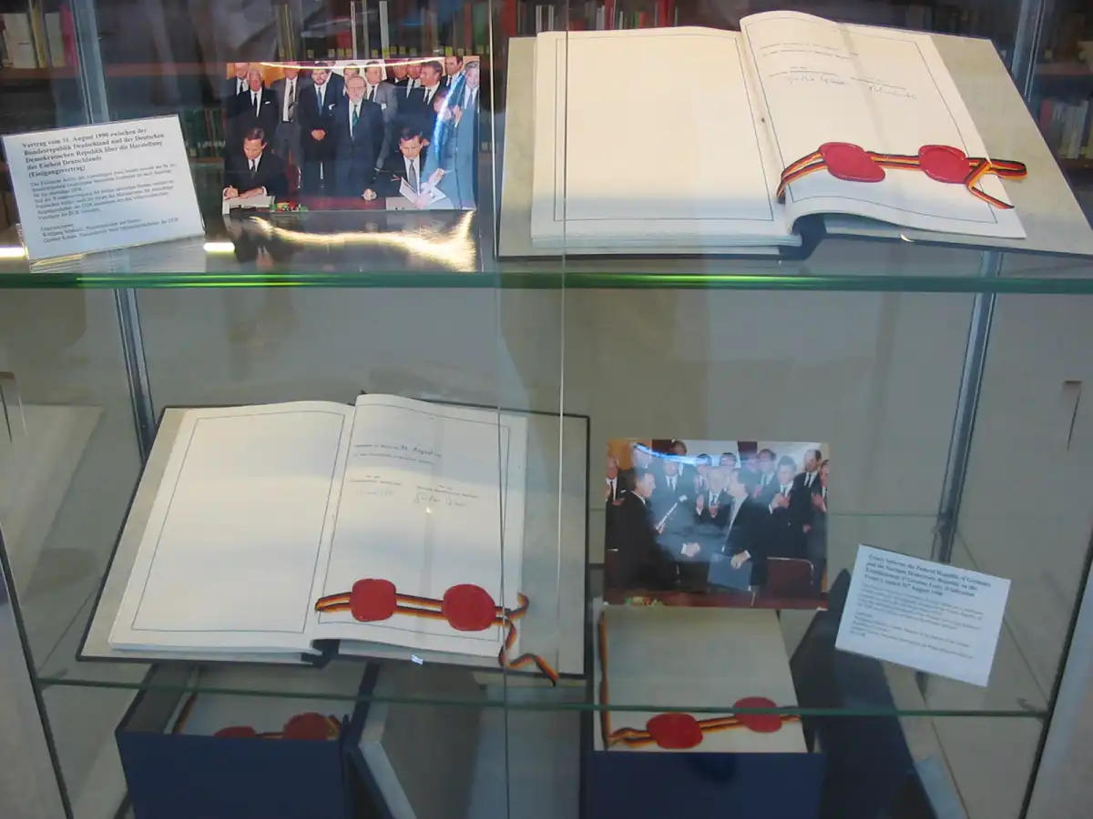 Las dos copias originales del Tratado de Unificación firmado el 31 de agosto de 1990, conservadas en los archivos del Ministerio de Asuntos Exteriores alemán en Berlín.