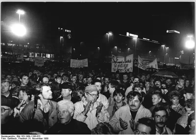 Leipzig, 6 de noviembre de 1989: cientos de miles de ciudadanos se manifiestan en la mayor protesta de la ciudad por cambios democráticos, tras los rezos por la paz en siete iglesias.