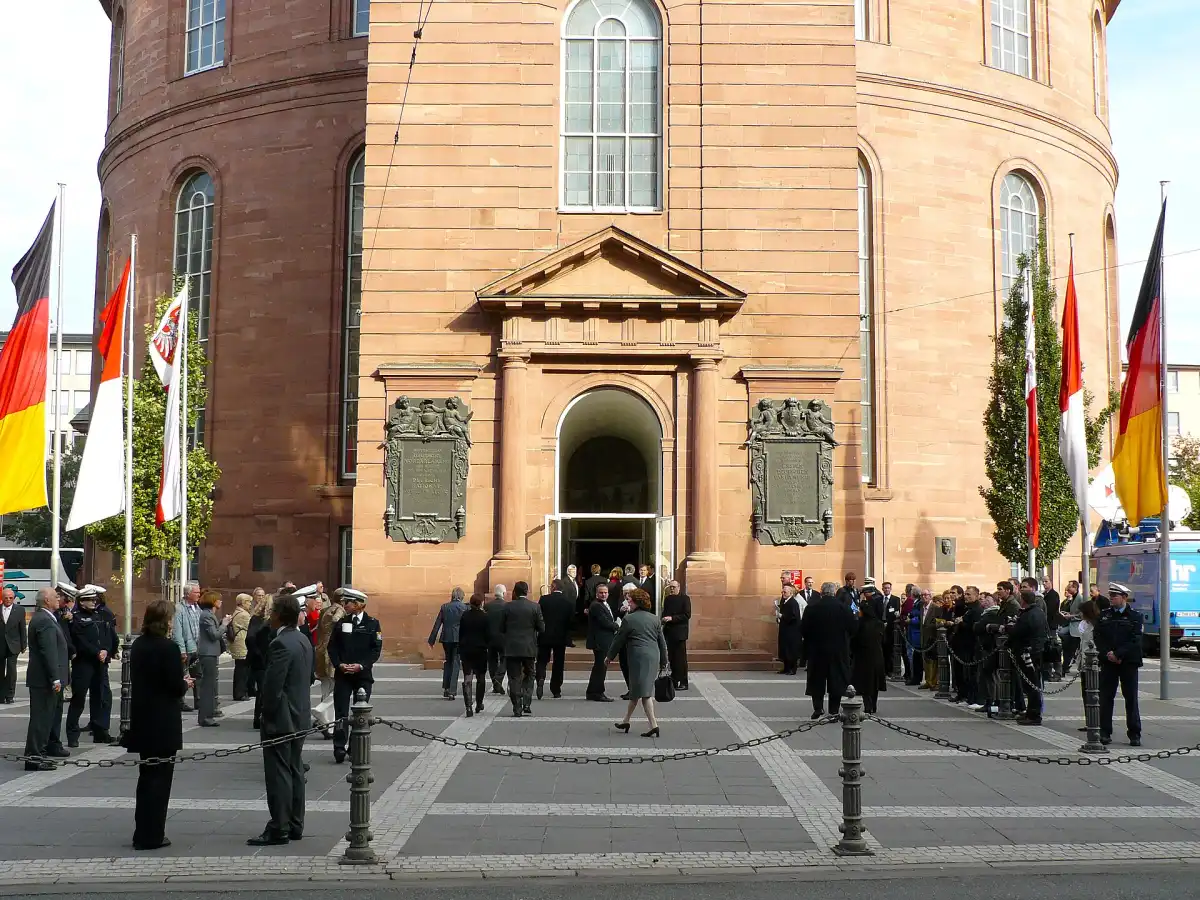 Acto conmemorativo por los 20 años de la reunificación alemana en la Paulskirche de Fráncfort, Hesse, con Mijaíl Gorbachov y la alcaldesa Petra Roth.