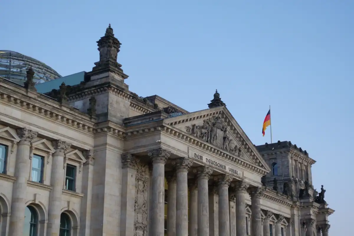 La bandera federal alemana izada ante el Reichstag de Berlín durante las celebraciones de la reunificación, el 3 de octubre de 1990