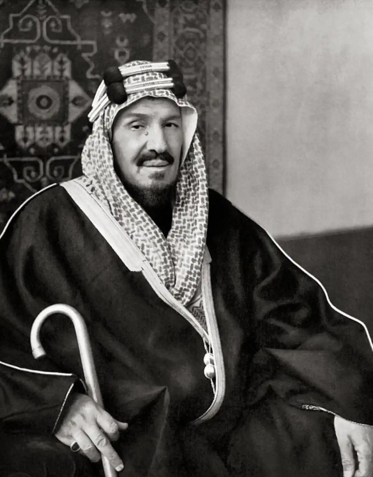 Abdulaziz ibn Saud, fundador y primer rey de Arabia Saudí, retratado con su vestimenta tradicional