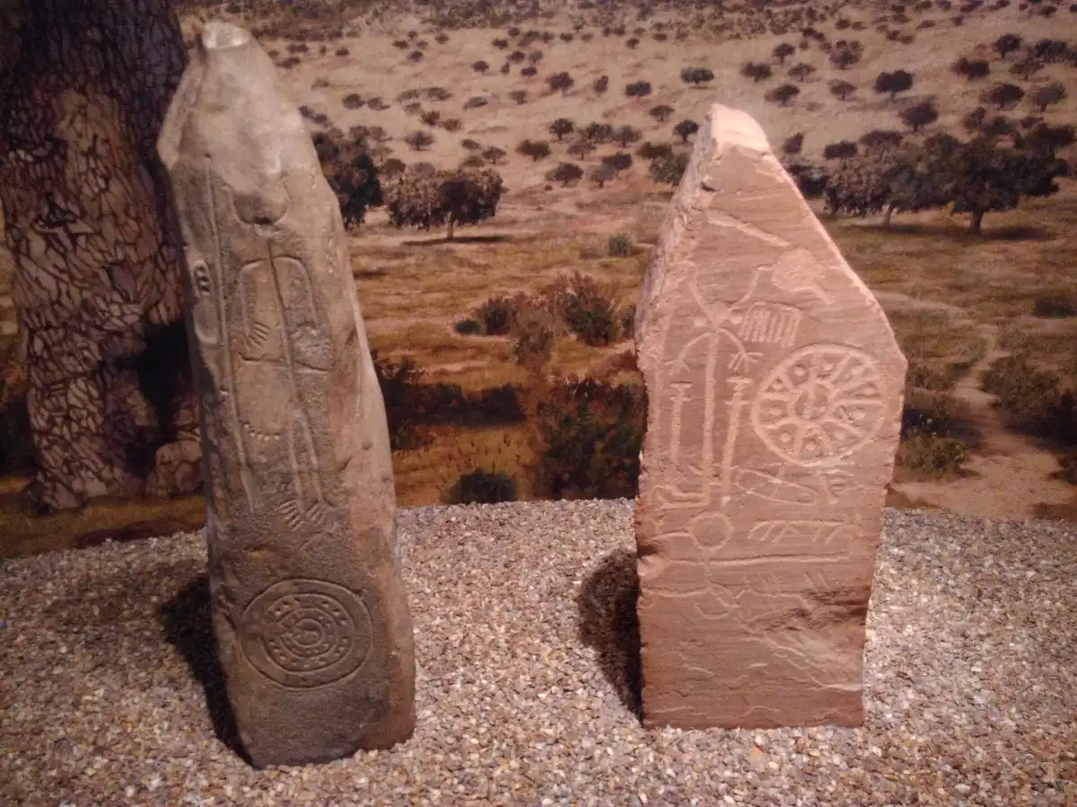Estelas de guerreros de la Edad del Bronce Final (tartésicas, hacia el 800 a. C.) en Córdoba, con figuras esquemáticas de guerreros rodeadas de espadas y escudos.