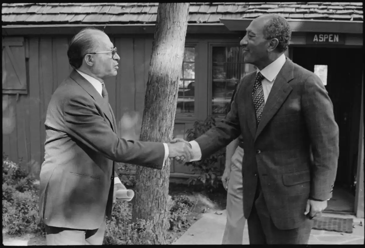 Anwar Sadat, Jimmy Carter y Menachem Begin tras cerrar el acuerdo en Camp David, septiembre de 1978