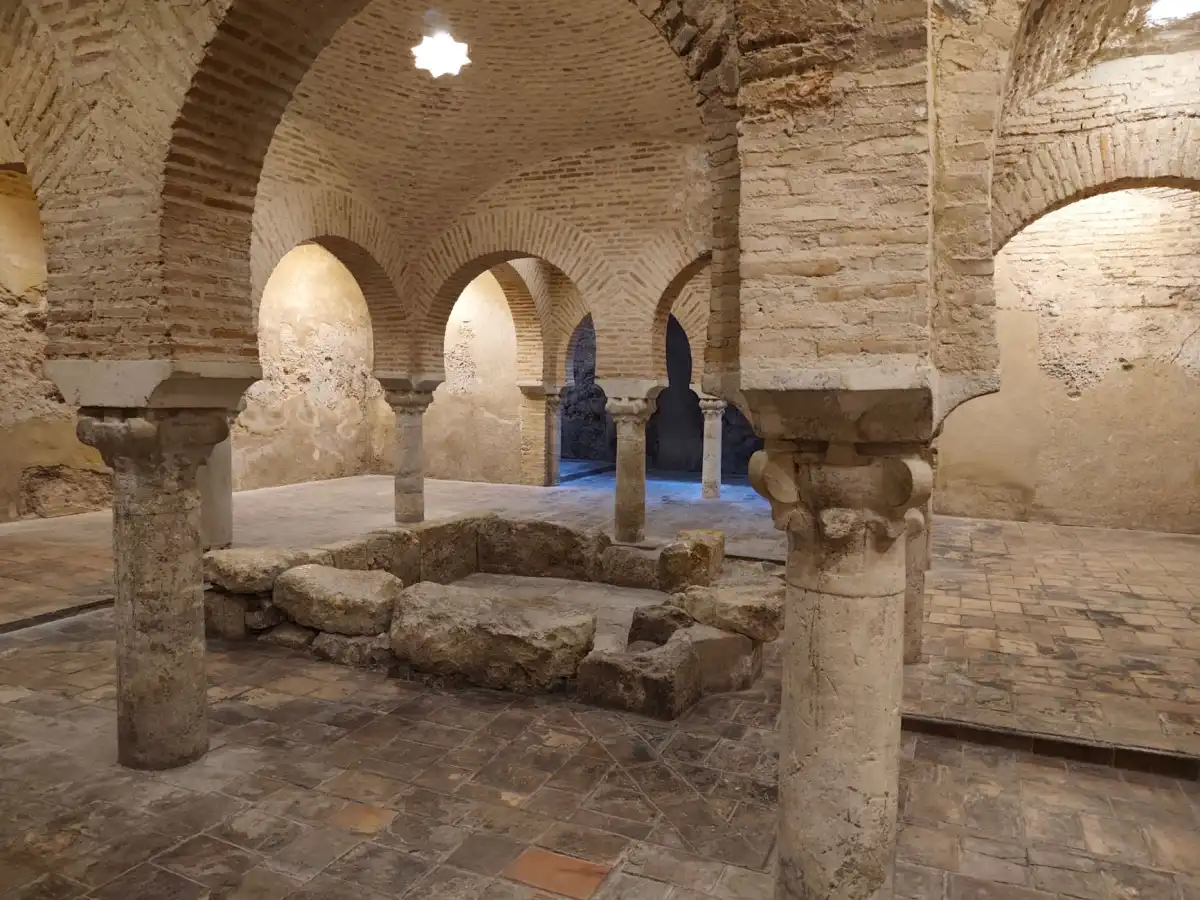 Interior de los Baños Árabes de Jaén, construidos en época andalusí y conservados bajo el Palacio de Villardompardo.