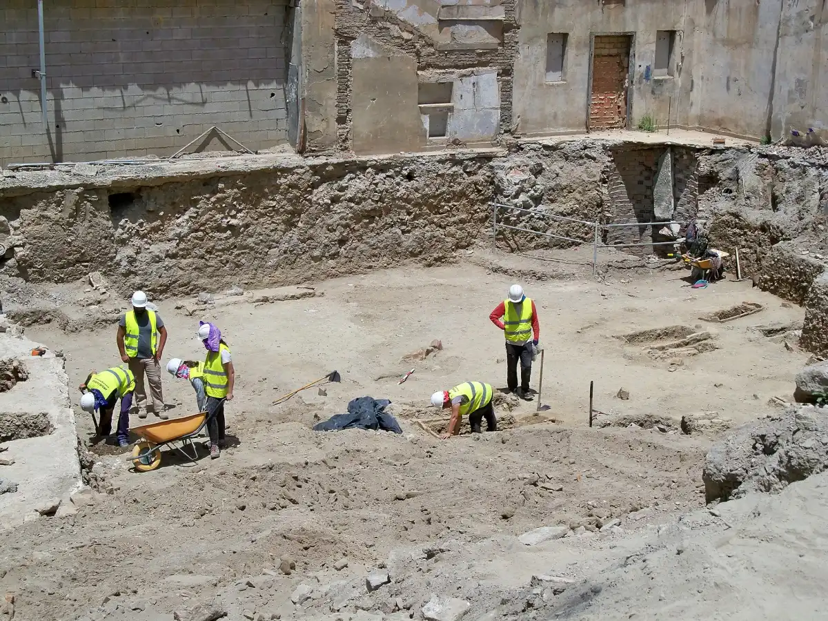 Arqueólogos documentan tumbas de la maqbara de Yabal Faruh, en Málaga; la excavación permite comparar la forma de trabajo en otra necrópolis musulmana andalusí.