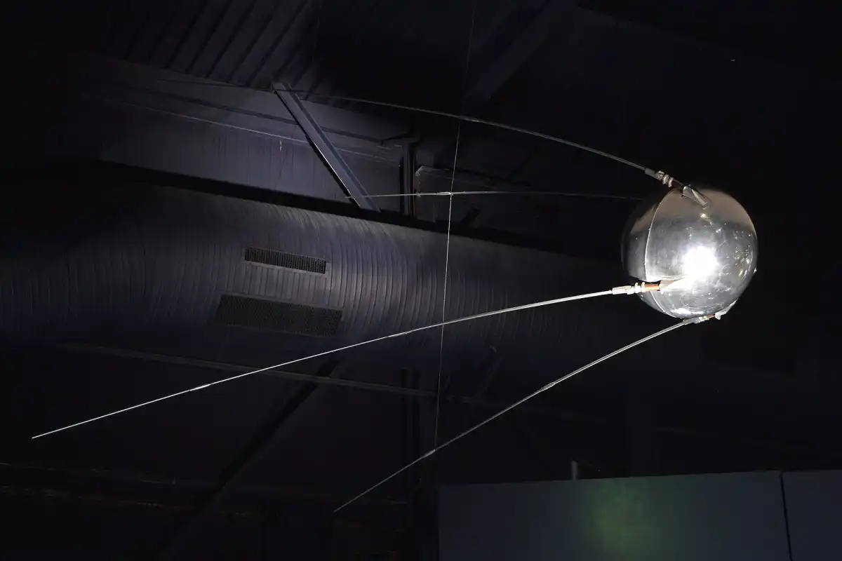 Réplica del Sputnik 1, el satélite soviético de 1957 que dio inicio a la carrera espacial