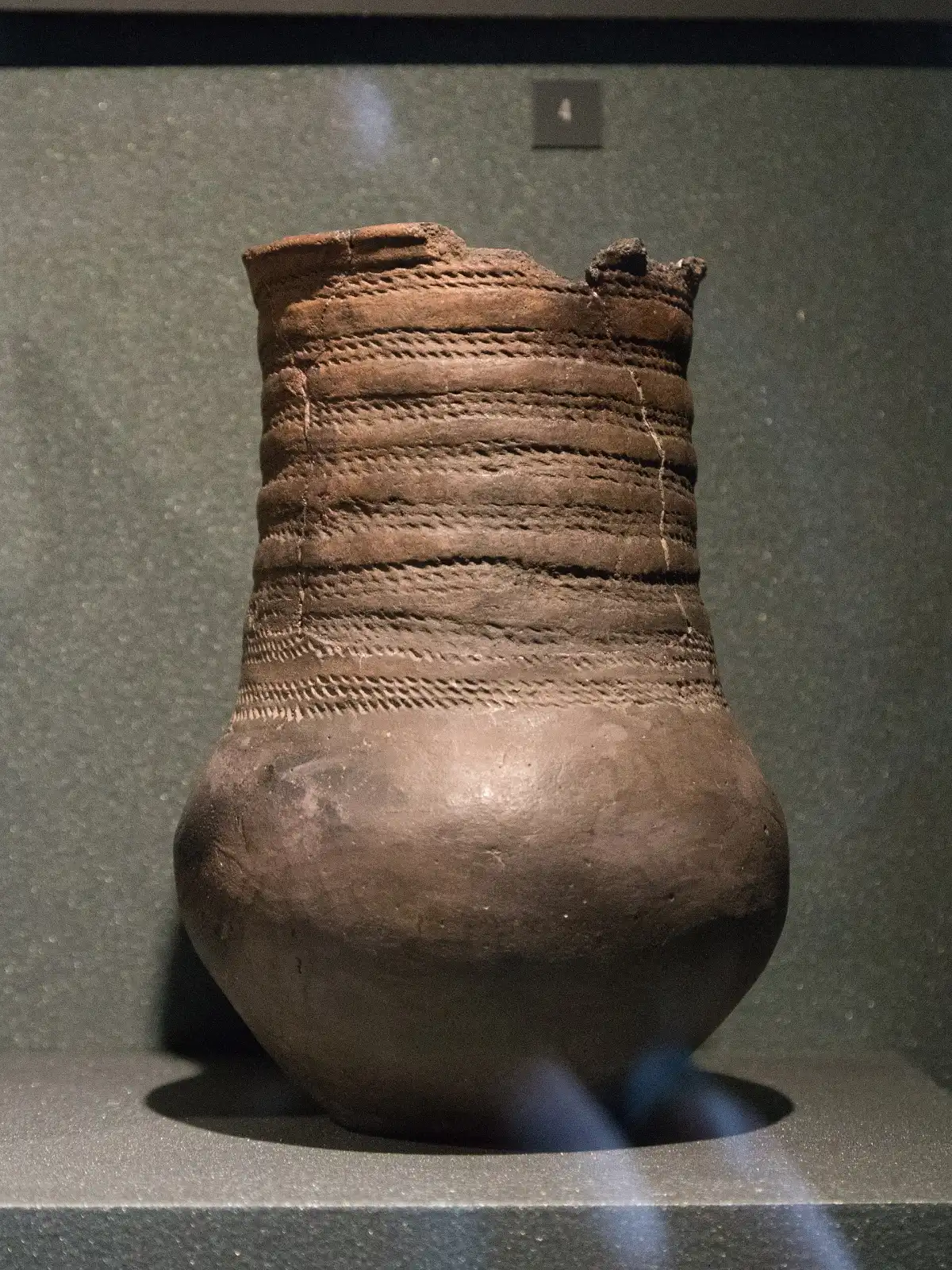 Vaso de la cultura de la Cerámica Cordada procedente de Velké Přílepy, conservado en el Museo de la Ciudad de Praga.
