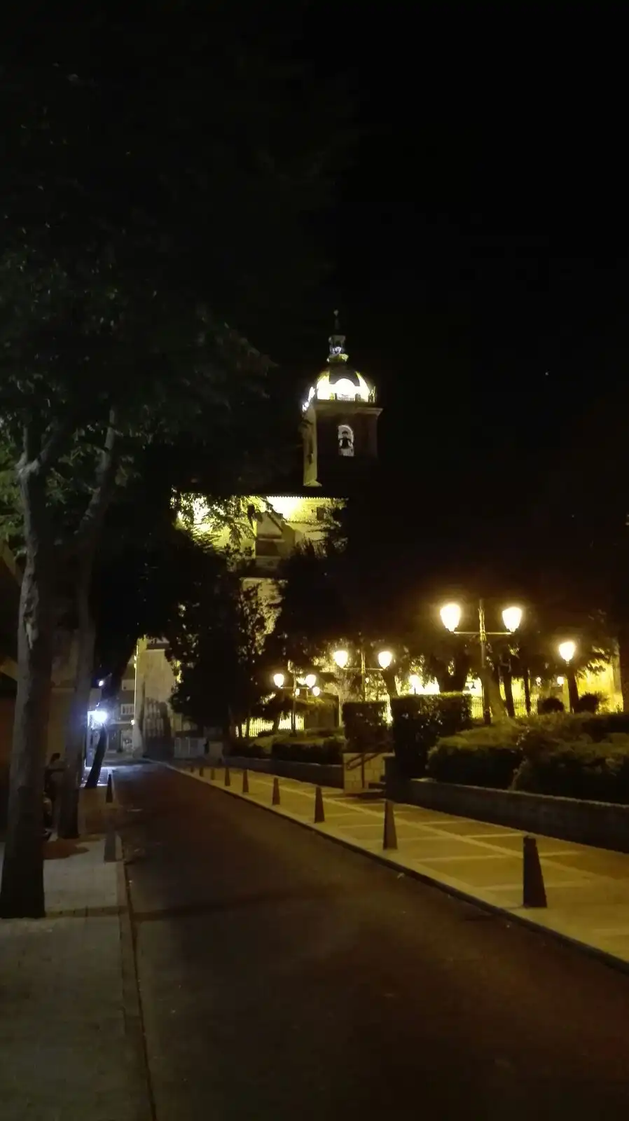 Imagen nocturna de la Catedral de Nuestra Señora del Prado de Ciudad Real.