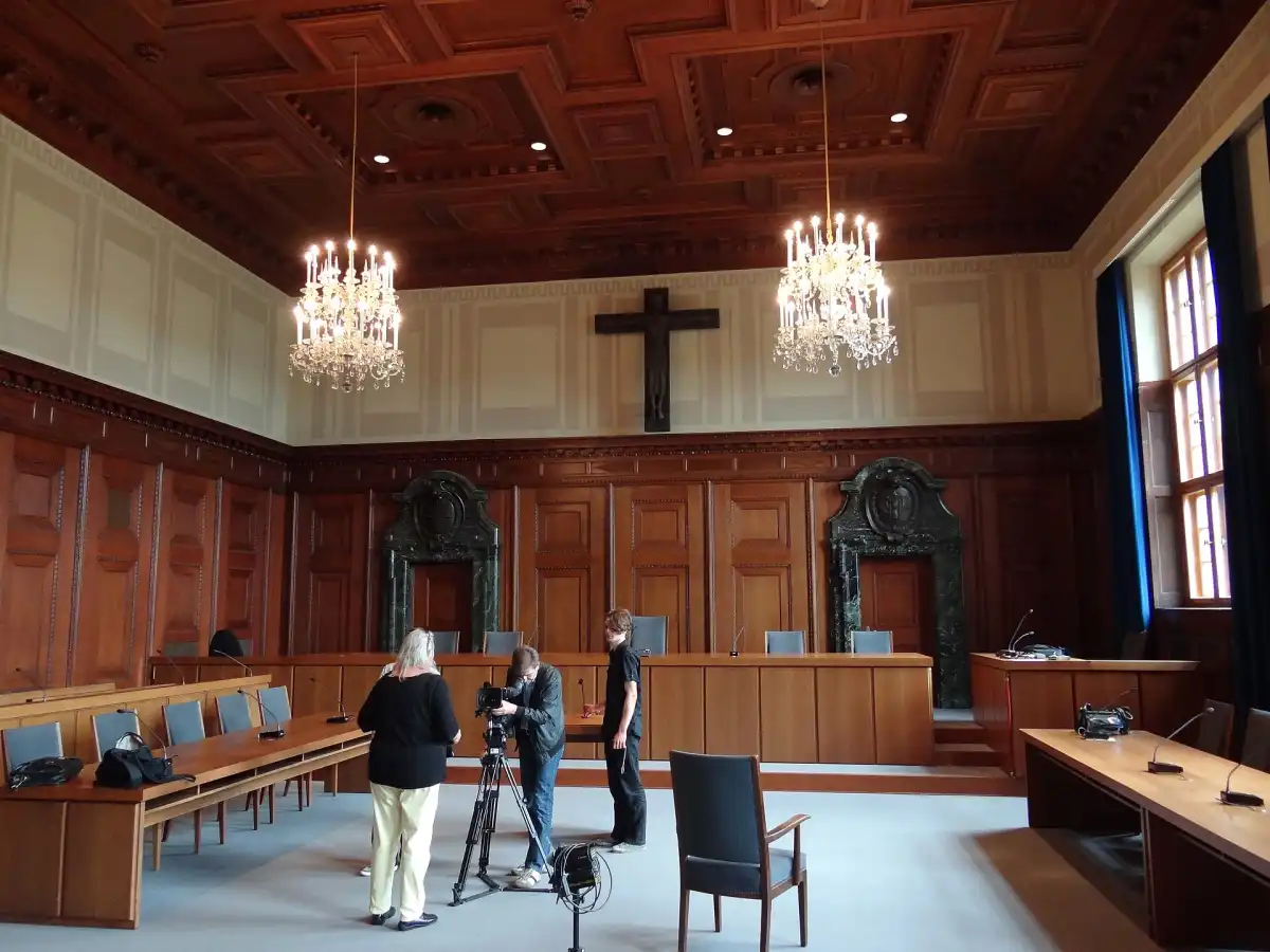 Interior de la Sala 600 del Palacio de Justicia de Núremberg, donde se juzgó a los líderes nazis, con documentalistas instalándose.