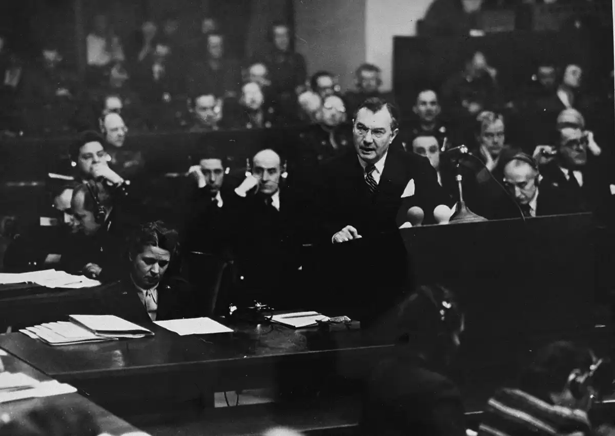 Robert Jackson, juez del Tribunal Supremo y fiscal jefe estadounidense en los Juicios de Núremberg, pronuncia su discurso de apertura.