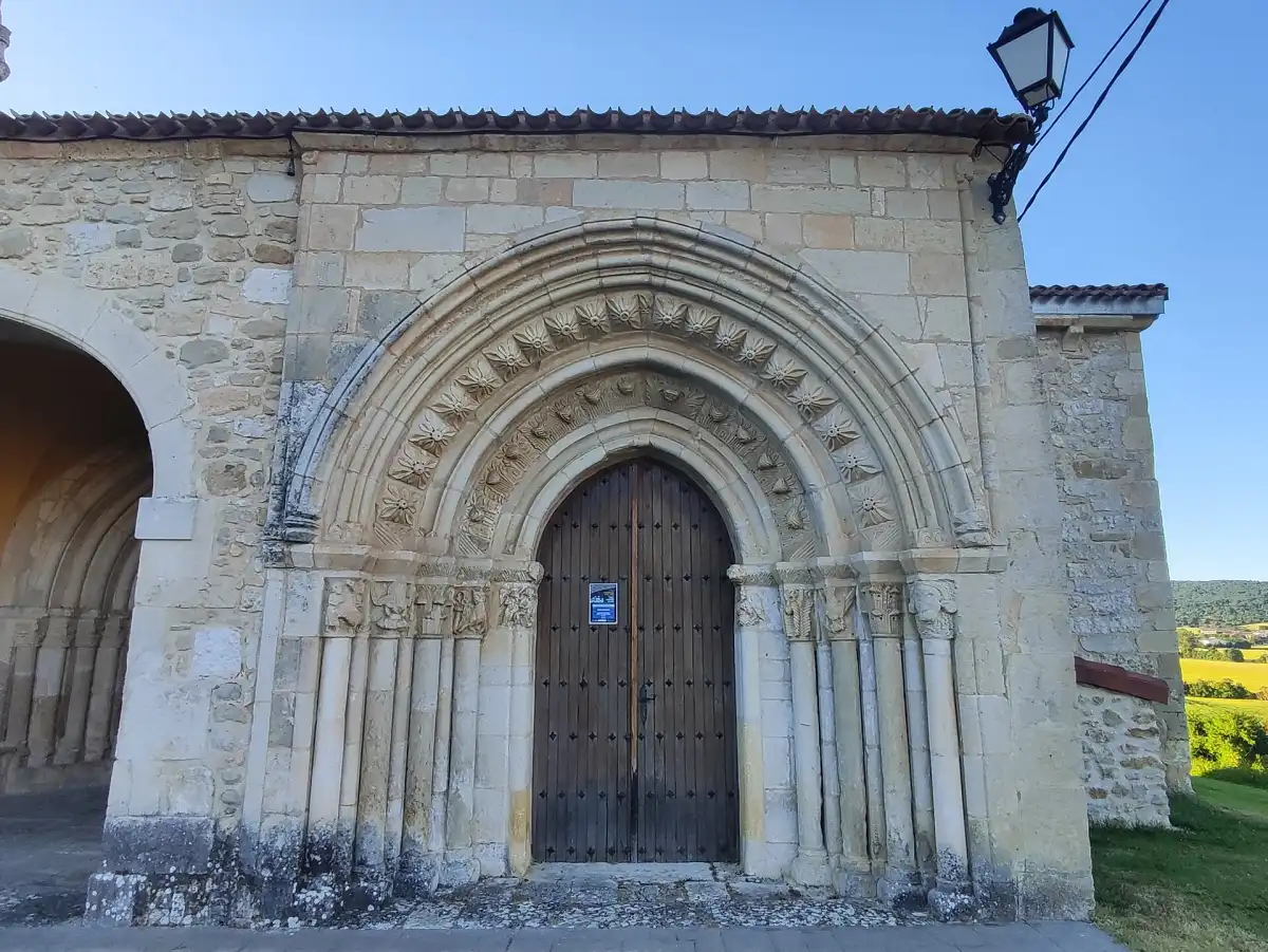 Portada de San Miguel, de la iglesia de Ochate, en la Iglesia de Nuestra Señora de la Asunción, Uzquiano