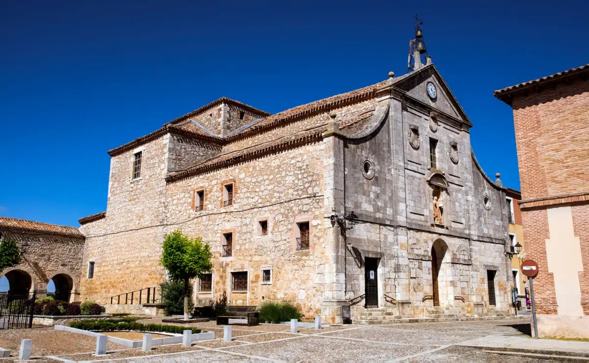 La torre de la antigua iglesia de San Miguel entre las ruinas de Ochate, en el Condado de Treviño