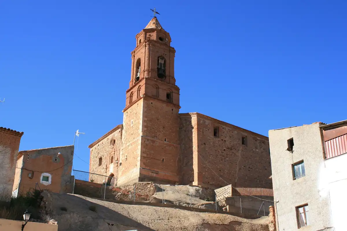 Fachada de la iglesia de Santa María la Mayor de Olvés, en la provincia de Zaragoza, fotografiada en 2015