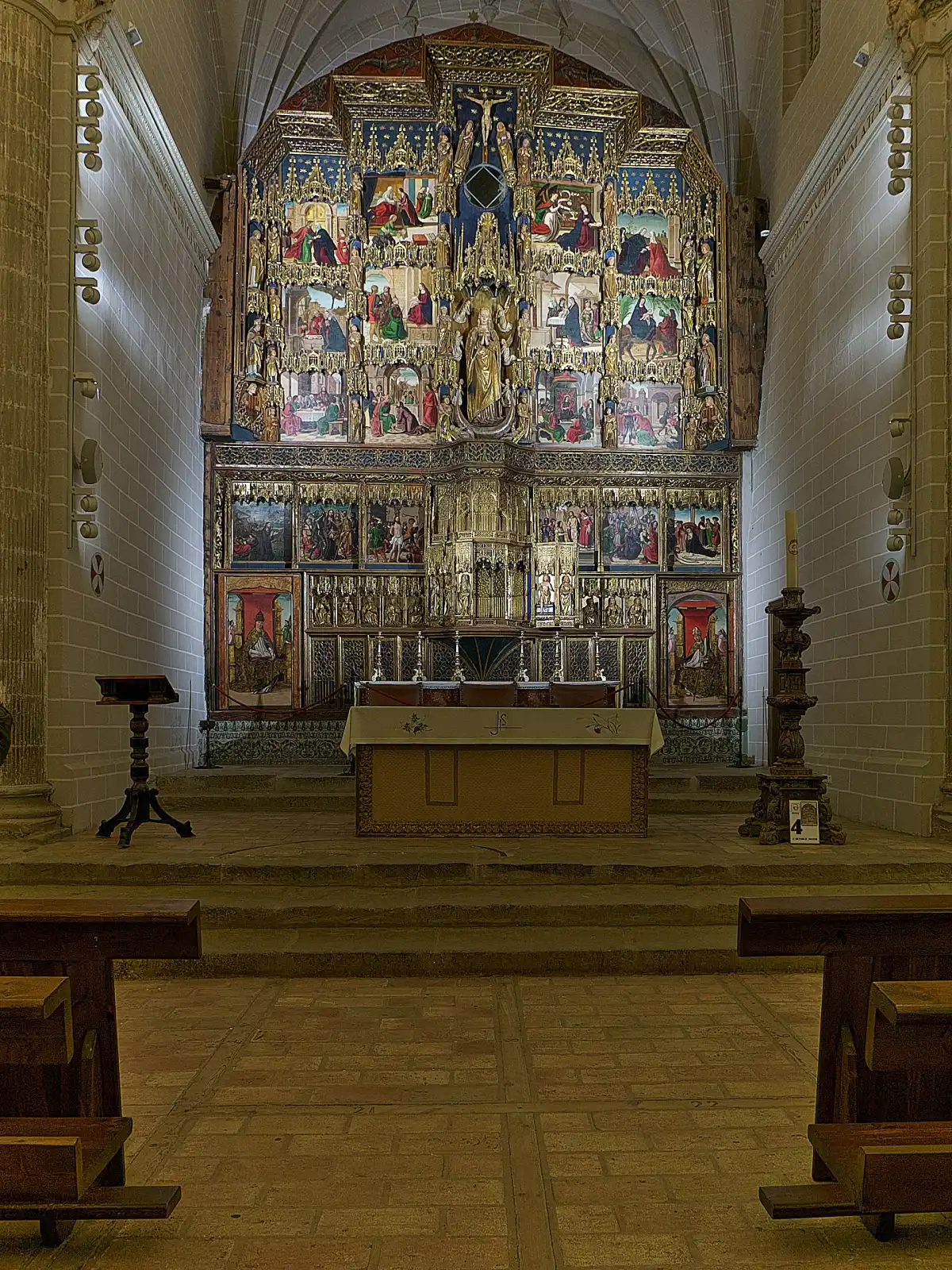 Retablo tardogótico (1499-1503) de la escuela de Bruselas, con escultura de Gil de Brabante y veinte tablas del Maestro de Bolea, promovido por el arzobispo Alonso de Aragón.