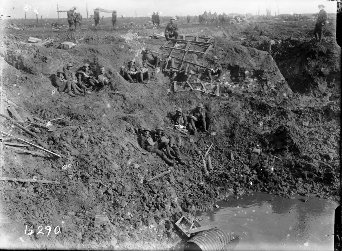 Ingenieros neozelandeses descansan en un gran cráter de obús en Spree Farm, saliente de Ypres, 12 de octubre de 1917.