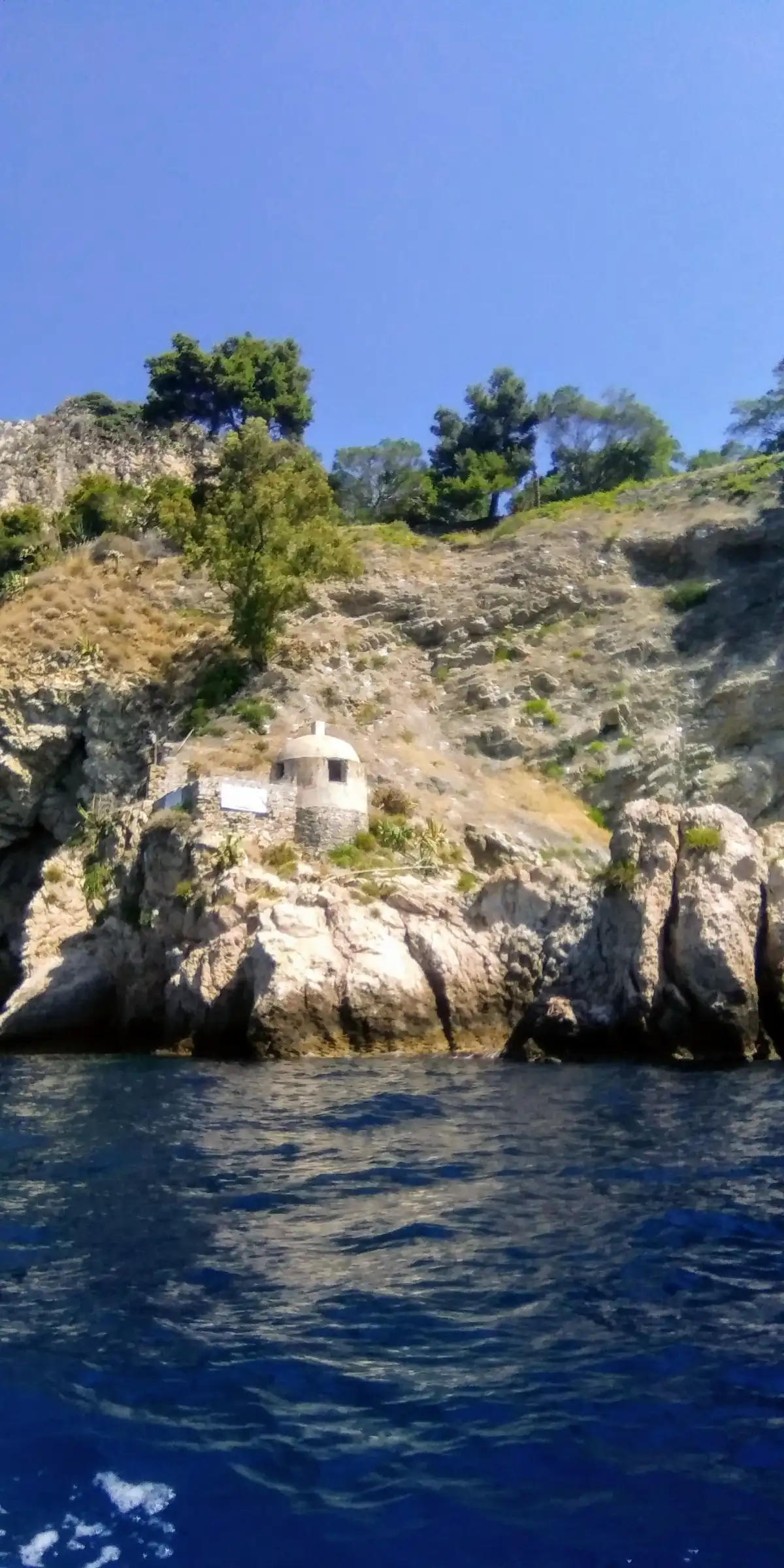 Búnker alemán de la Segunda Guerra Mundial en el cabo Taormina, Sicilia.