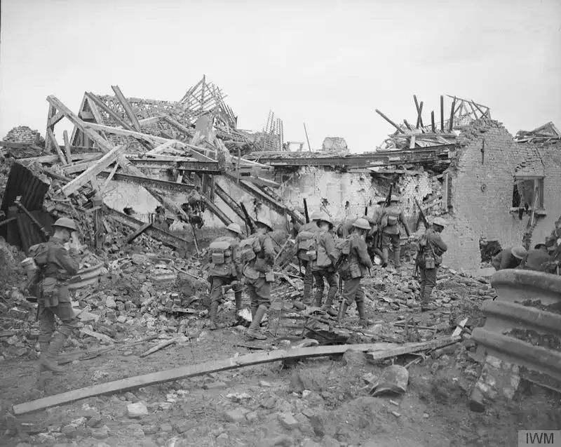 Batalla de Passchendaele, julio-noviembre de 1917: patrulla del 19.º Batallón del Regimiento de Londres en las ruinas de un pueblo del frente de la 47.ª División ante Ypres, 27 de agosto de 1917.