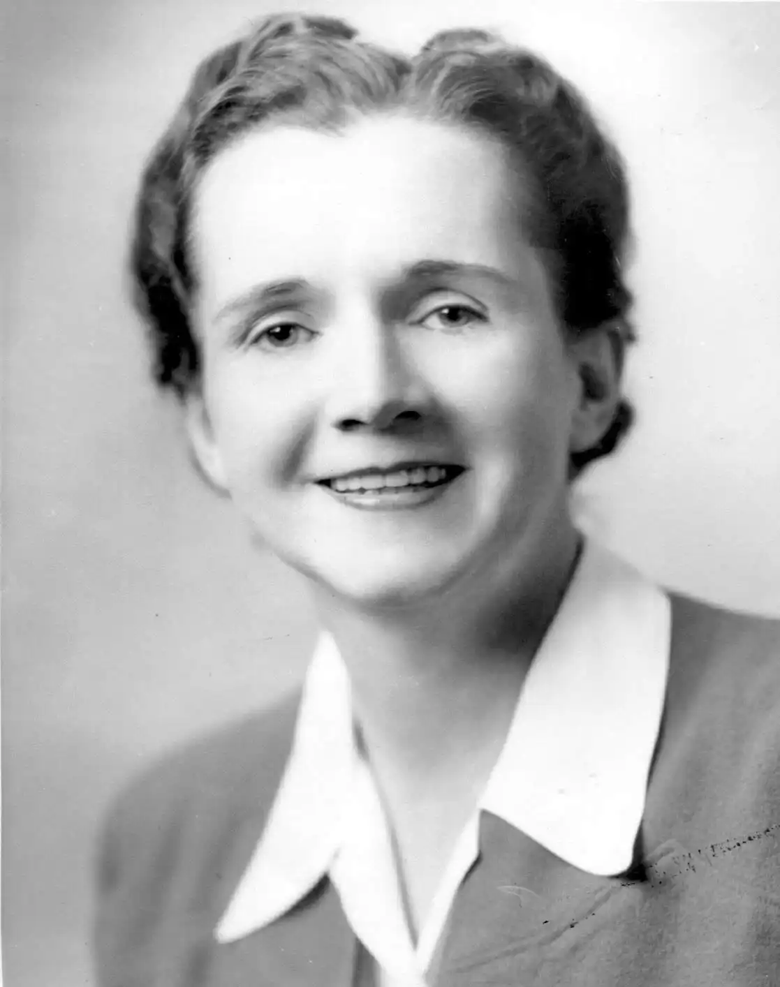 Rachel Carson, autora de Primavera silenciosa, en una foto oficial como empleada del Servicio de Pesca y Vida Silvestre de EE. UU., c. 1940.