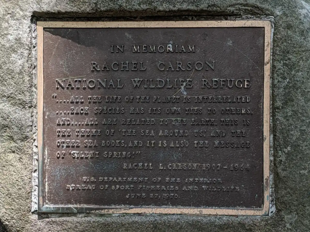 Placa de dedicación del Refugio Nacional de Vida Silvestre Rachel Carson
