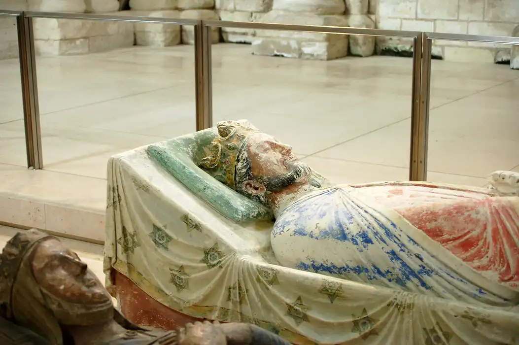 Efigie funeraria de Ricardo Corazón de León en la abadía de Fontevraud, Francia.
