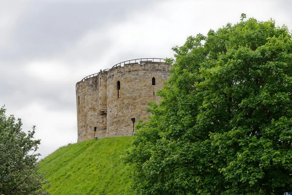 Clifford's Tower, en York, construida sobre el promontorio donde se alzaba la fortaleza en la que murió la comunidad judía de la ciudad en marzo de 1190.