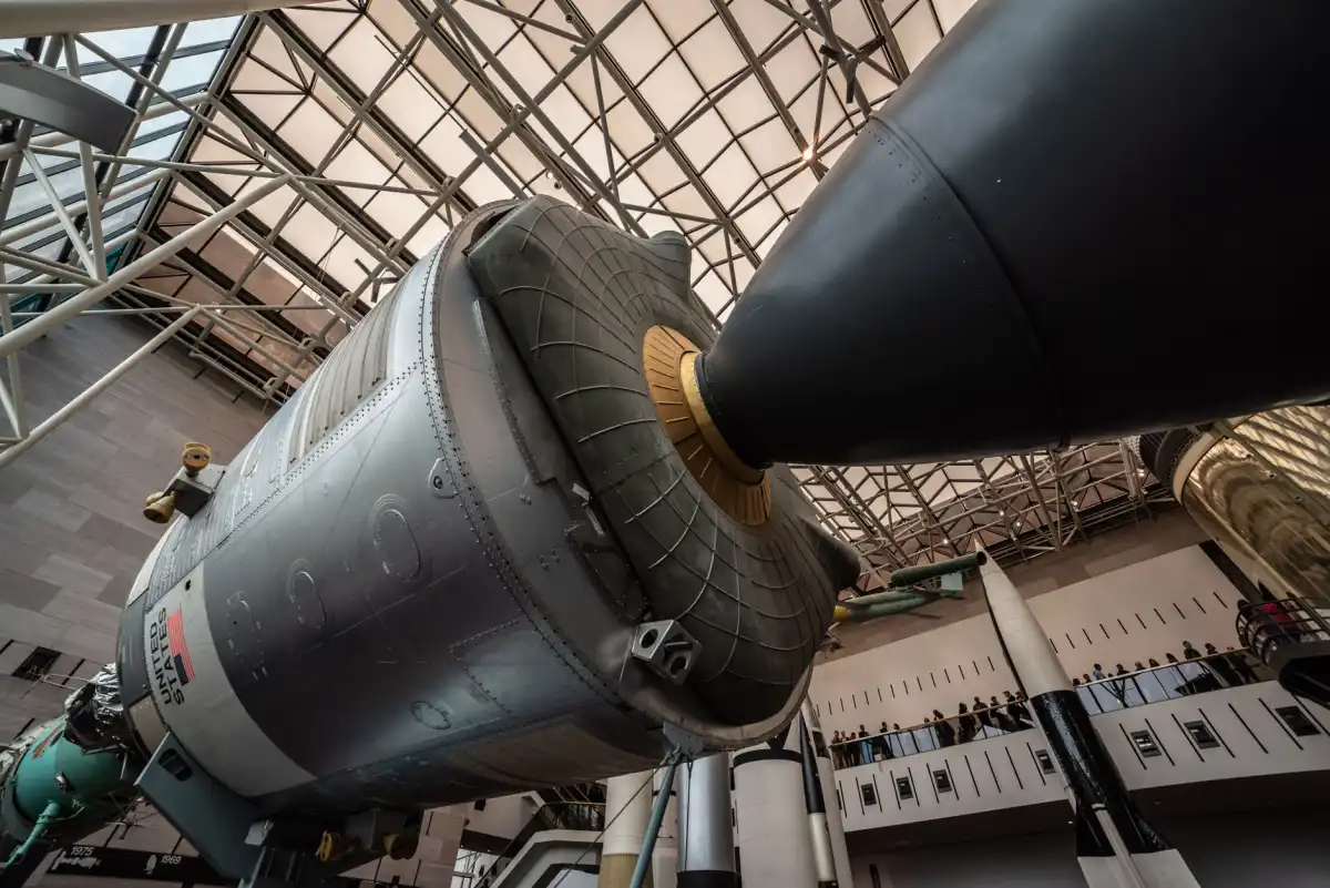 Réplica del Sputnik 1, el primer satélite artificial de la Tierra, expuesta en el National Air and Space Museum de Washington, D.C.